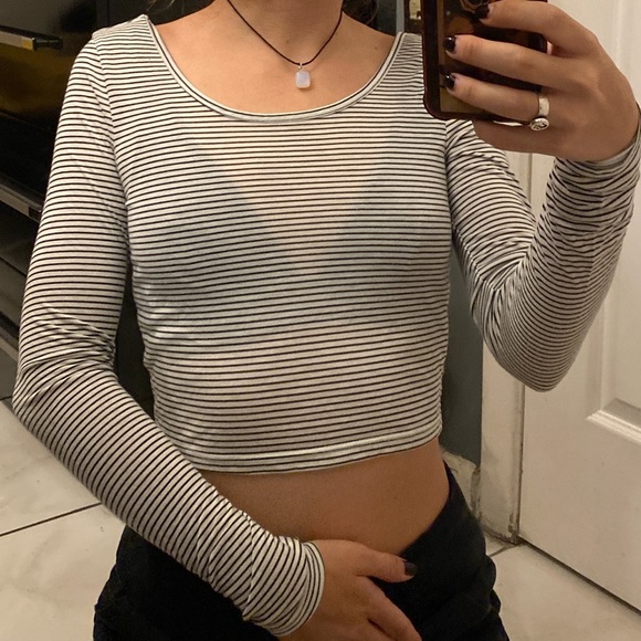 stripped cropped long sleeve t-shirt 🖤🤍 - Picture 1 of 3